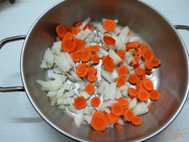 Фото приготовление рецепта: Суп с вешенками и брокколи шаг №4