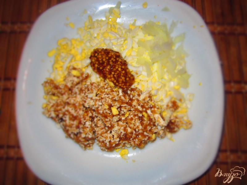 Фото приготовление рецепта: Селедочное масло с икры и яйцом шаг №4