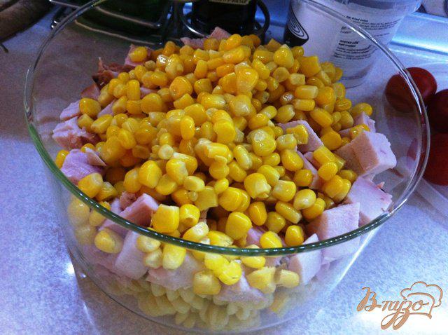 Фото приготовление рецепта: Салат с копченой курицей и фузилли (макаронами) шаг №6