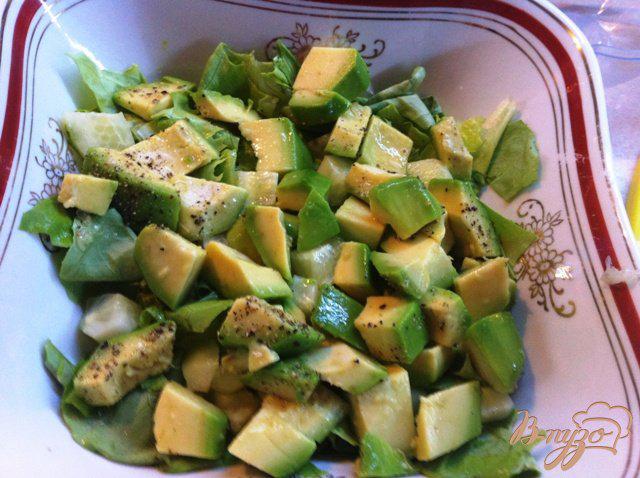Фото приготовление рецепта: Салат из авокадо, куриного филе и ананаса шаг №6