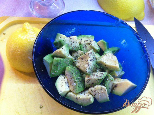Фото приготовление рецепта: Салат из авокадо, куриного филе и ананаса шаг №4