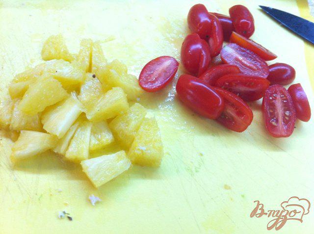 Фото приготовление рецепта: Салат из авокадо, куриного филе и ананаса шаг №2