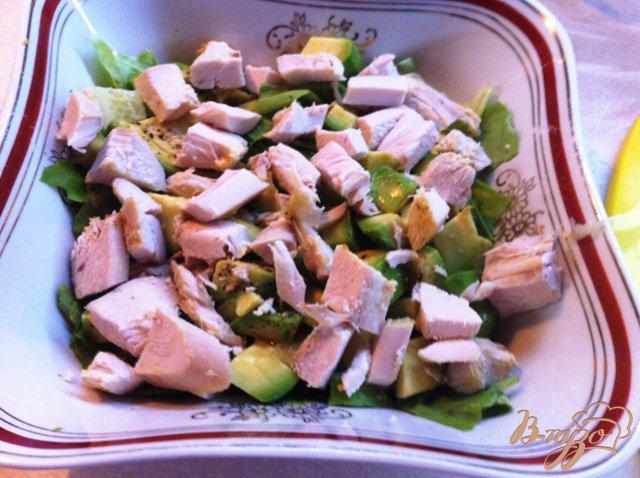 Фото приготовление рецепта: Салат из авокадо, куриного филе и ананаса шаг №7