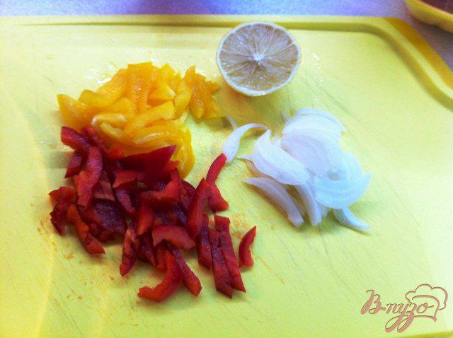 Фото приготовление рецепта: Овощной салат с копченым угрём. шаг №2