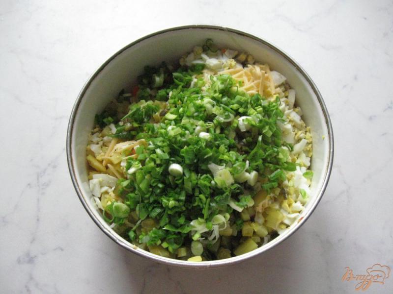 Фото приготовление рецепта: Салат из отварной индейки с сыром шаг №7