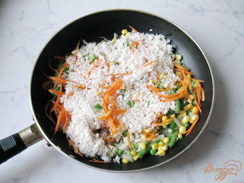 Фото приготовление рецепта: Рис с овощами шаг №3