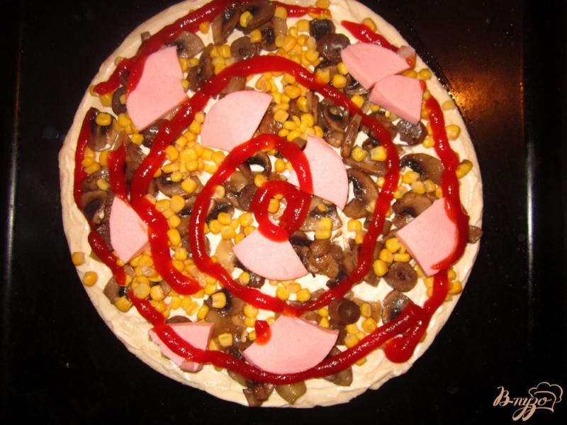Фото приготовление рецепта: Пицца с кукурузой и вареной колбасой шаг №3