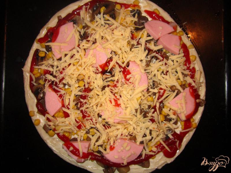 Фото приготовление рецепта: Пицца с кукурузой и вареной колбасой шаг №4