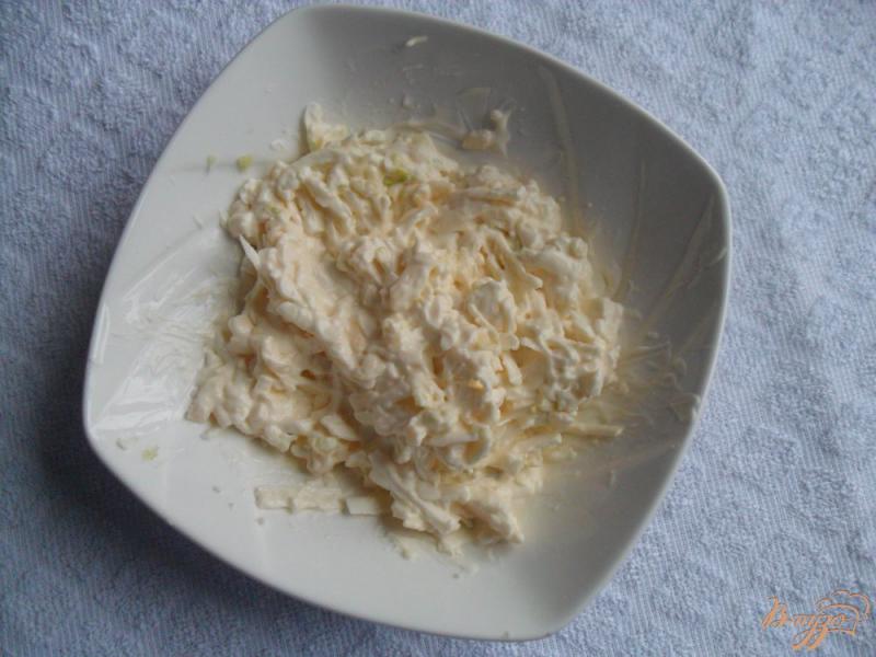 Фото приготовление рецепта: Тарталетки с сыром и чесноком шаг №3