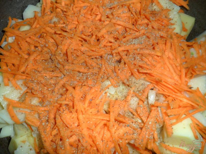 Фото приготовление рецепта: Тушеный картофель с смальцем и чесноком шаг №2