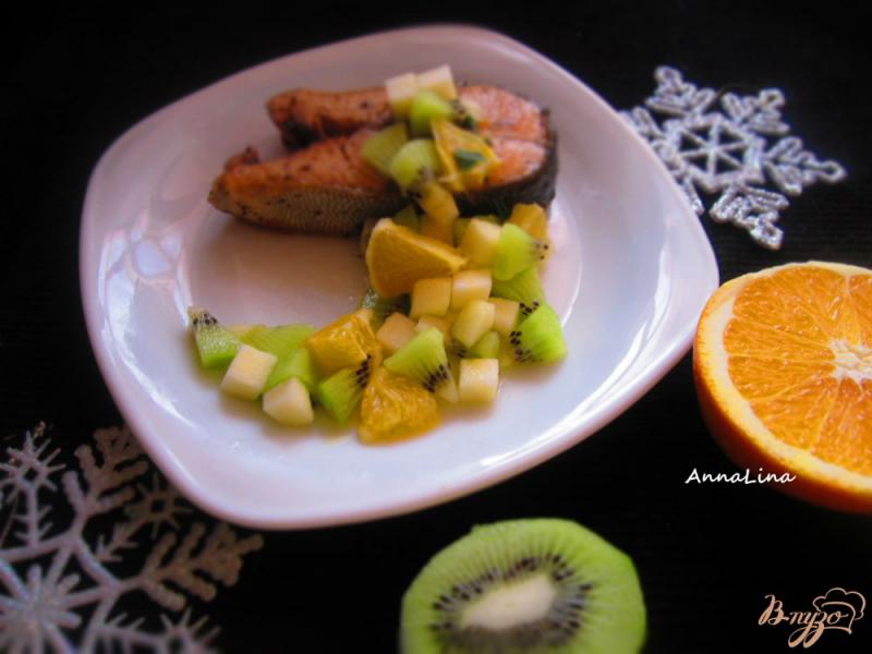 Фото приготовление рецепта: Стейк горбуши с фруктовой сальсой шаг №4