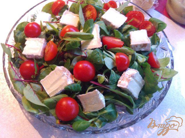 Фото приготовление рецепта: Салат с овощами, сыром и креветками фламбе. шаг №6