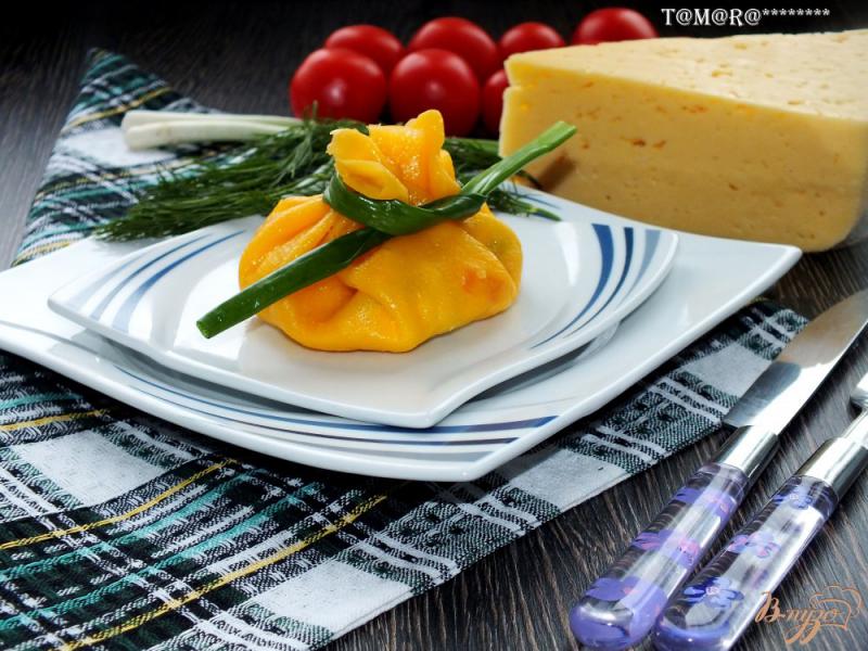 Фото приготовление рецепта: Салат в сырном мешочке «Восторг» шаг №7