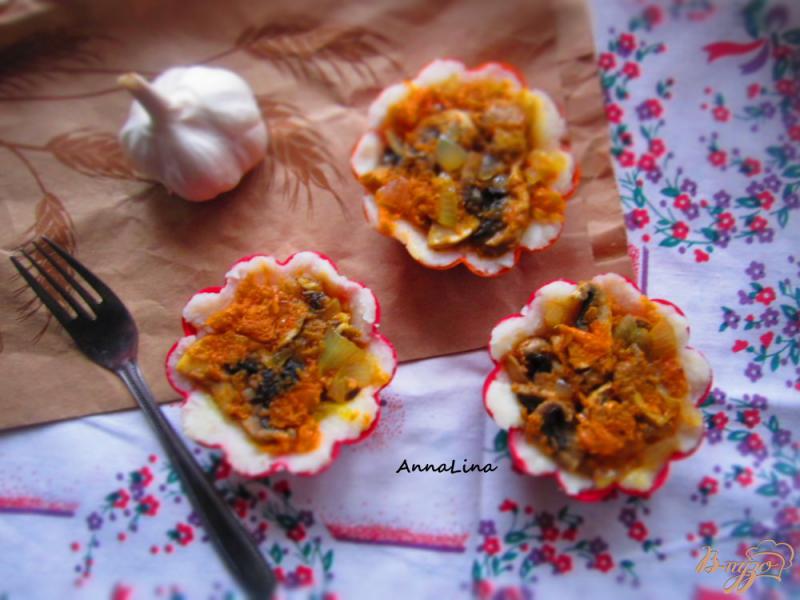 Фото приготовление рецепта: Порционная картофельная запеканка с грибами в духовке шаг №6
