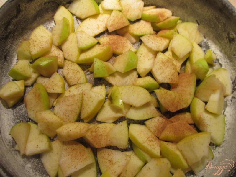 Фото приготовление рецепта: Быстрая шарлотка с яблоками и корицей шаг №4
