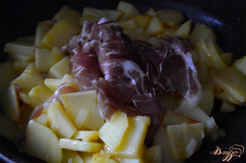 Фото приготовление рецепта: Жареный картофель с вяленым мясом шаг №4