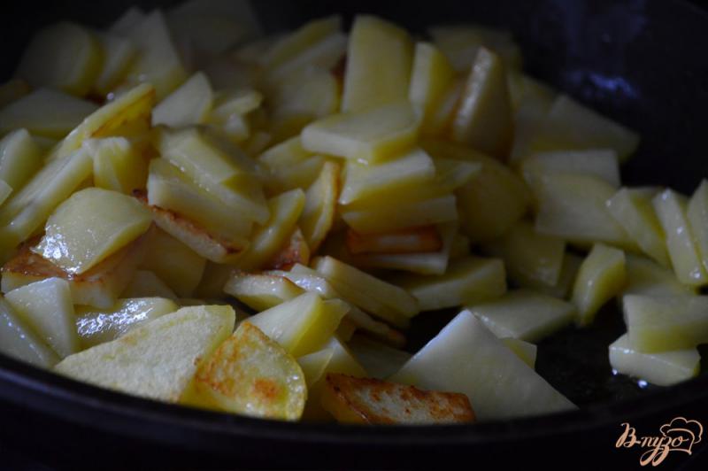 Фото приготовление рецепта: Жареный картофель с вяленым мясом шаг №2