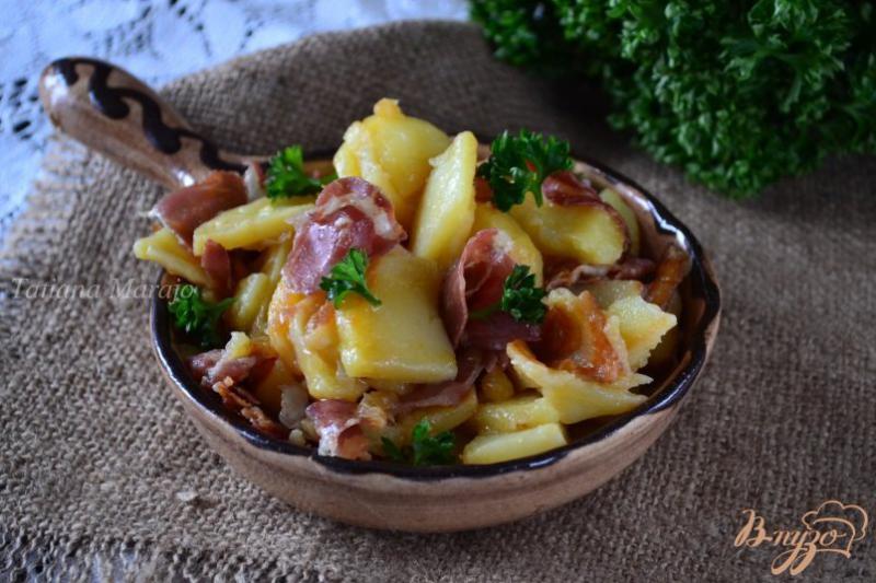 Фото приготовление рецепта: Жареный картофель с вяленым мясом шаг №5