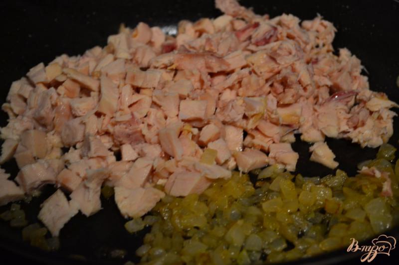 Фото приготовление рецепта: Блинчики с куриным мясом в сливочном соусе шаг №2