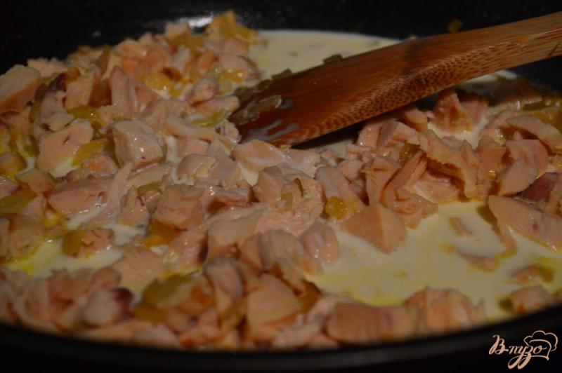 Фото приготовление рецепта: Блинчики с куриным мясом в сливочном соусе шаг №3