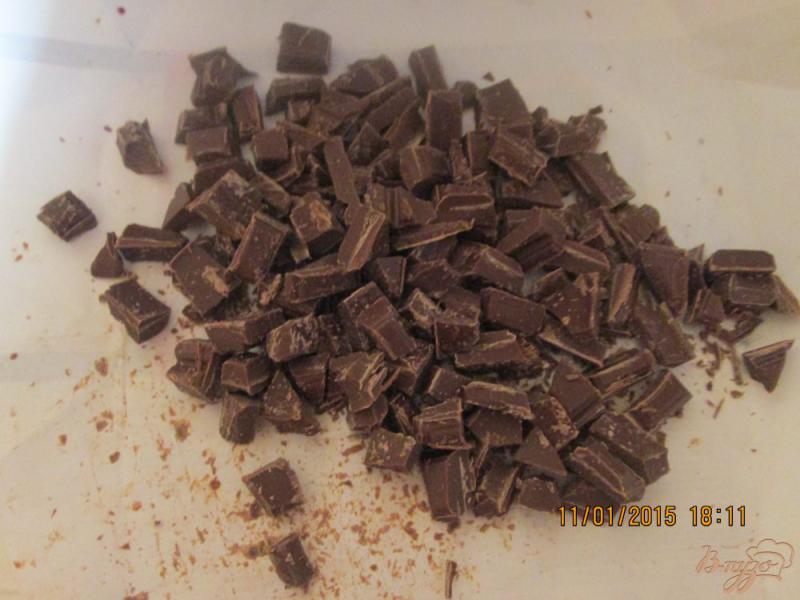 Фото приготовление рецепта: Кексы с шоколадом и вишней шаг №4