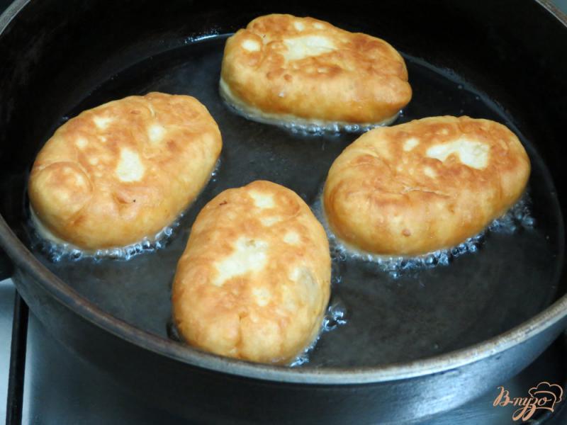 Фото приготовление рецепта: Пирожки  на кефире  во фритюре шаг №14