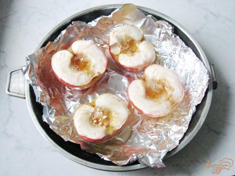 Фото приготовление рецепта: Печеные яблоки с медом и меренгой шаг №5