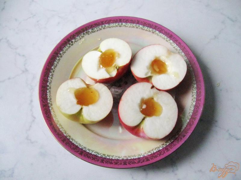 Фото приготовление рецепта: Печеные яблоки с медом и меренгой шаг №3