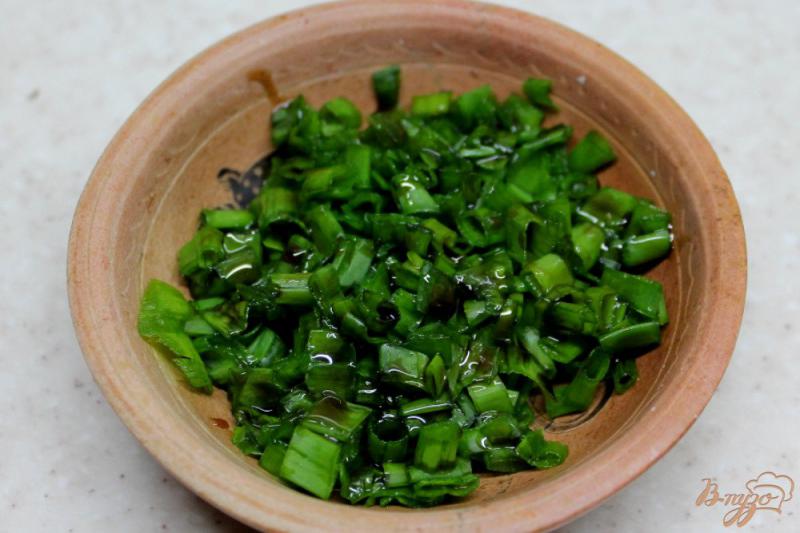 Фото приготовление рецепта: Зеленый салат с топинамбуром и сыром шаг №3