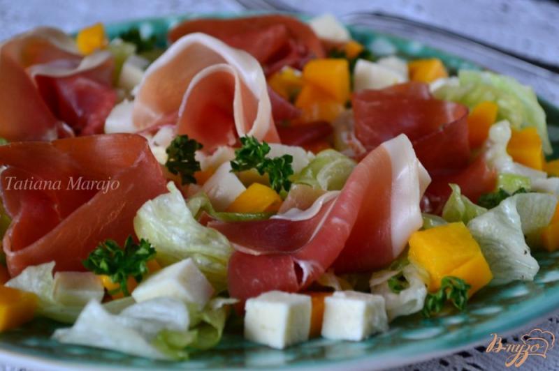 Фото приготовление рецепта: Салат с манго , моцареллой и сухой ветчиной шаг №4