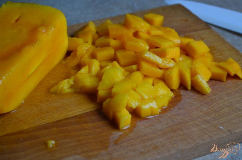 Фото приготовление рецепта: Салат с манго , моцареллой и сухой ветчиной шаг №2
