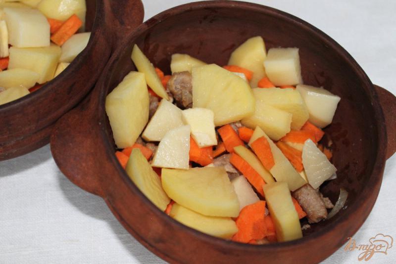 Фото приготовление рецепта: Свинина с картофелем в горшочке шаг №4