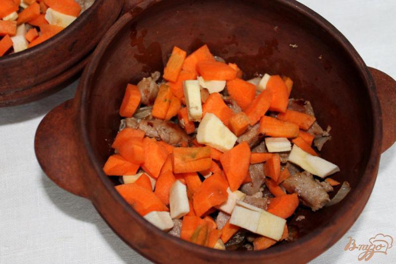 Фото приготовление рецепта: Свинина с картофелем в горшочке шаг №3
