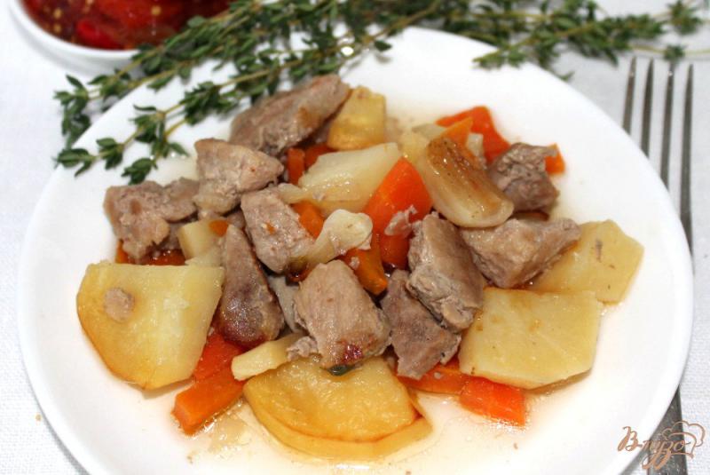 Фото приготовление рецепта: Свинина с картофелем в горшочке шаг №7