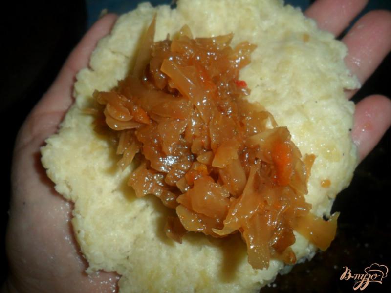 Фото приготовление рецепта: Картофельные пирожки с тушеной капустой шаг №4