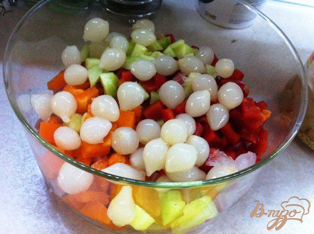 Фото приготовление рецепта: Салат с ветчиной, овощами и маринованным луком шаг №5