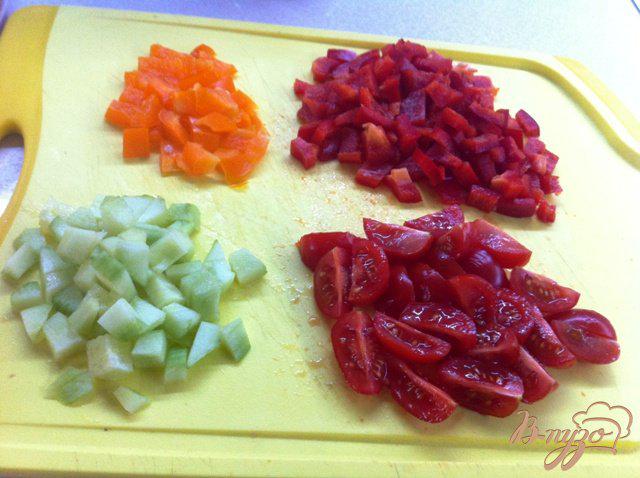 Фото приготовление рецепта: Салат с ветчиной, овощами и маринованным луком шаг №2