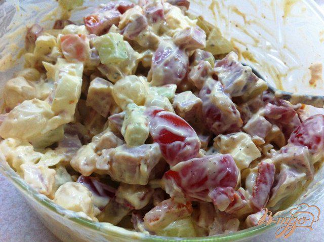 Фото приготовление рецепта: Салат с ветчиной, овощами и маринованным луком шаг №7