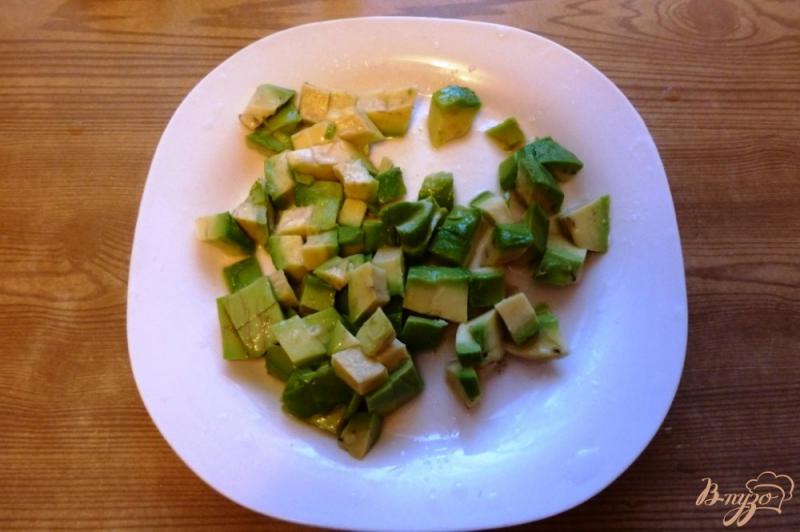 Фото приготовление рецепта: Салат с тунцом и авокадо шаг №3
