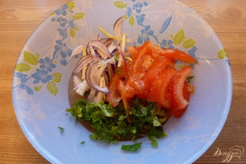 Фото приготовление рецепта: Салат с тунцом и авокадо шаг №4
