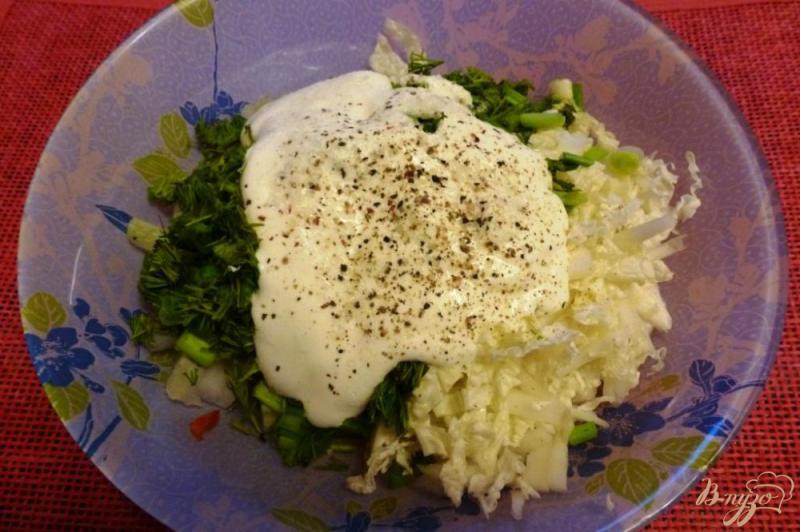 Фото приготовление рецепта: Салат с пекинской капустой и сладким перцем шаг №4