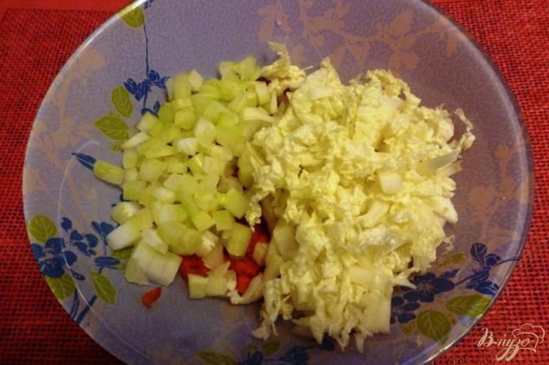 Фото приготовление рецепта: Салат с пекинской капустой и сладким перцем шаг №2