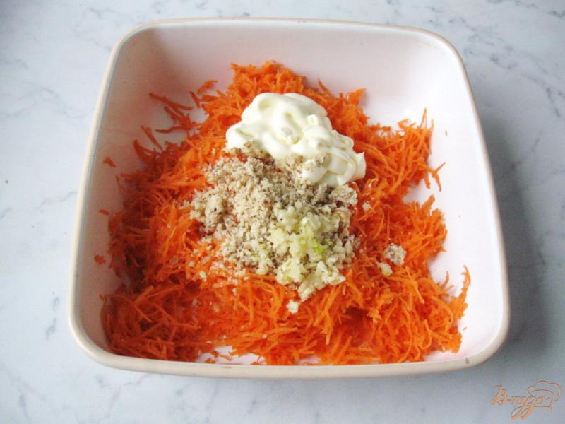 Фото приготовление рецепта: Салат морковный с орехами и чесноком шаг №3