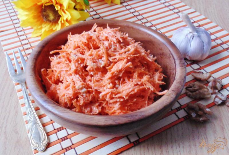 Фото приготовление рецепта: Салат морковный с орехами и чесноком шаг №5