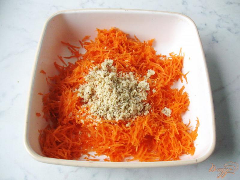 Фото приготовление рецепта: Салат морковный с орехами и чесноком шаг №2