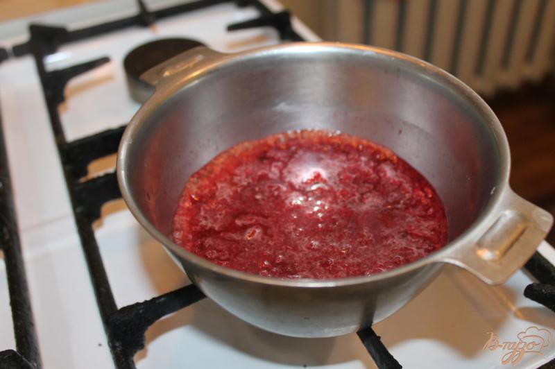 Фото приготовление рецепта: Грудка утки с вишневым соусом на подушке с овощей шаг №8