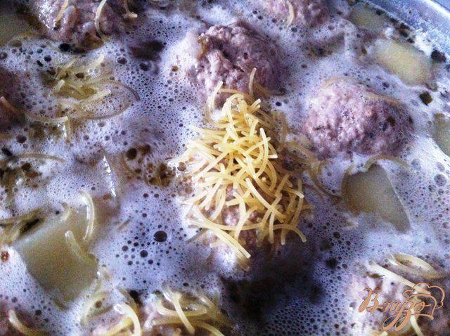 Фото приготовление рецепта: Суп с фрикадельками и вермишелью шаг №6