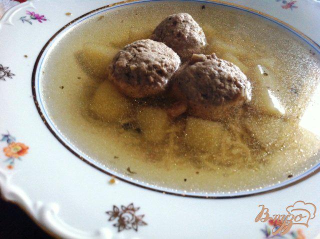 Фото приготовление рецепта: Суп с фрикадельками и вермишелью шаг №7