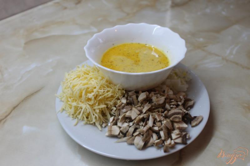 Фото приготовление рецепта: Куриный омлет с твердым сыром фаршированный грибами с луком шаг №2