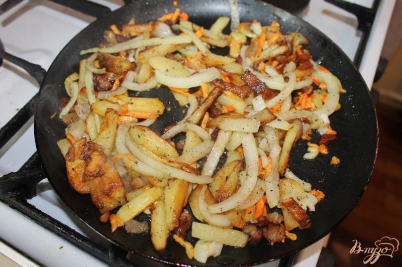 Фото приготовление рецепта: Картофель по-сельски с сметанным соусом шаг №3